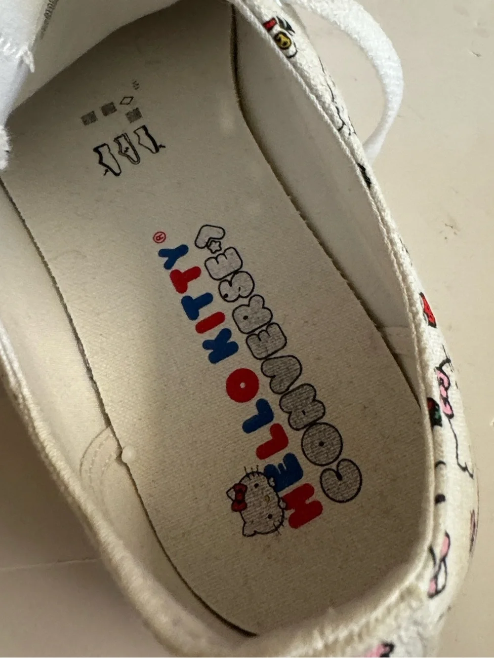 Converse x Hello Kitty Chuck Taylor All Star Low-Top White Canvas.Size 9.5